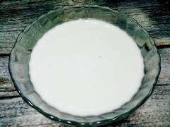 Hòa tan 150g bột năng với 2 chén nước lọc, để riêng một bên.