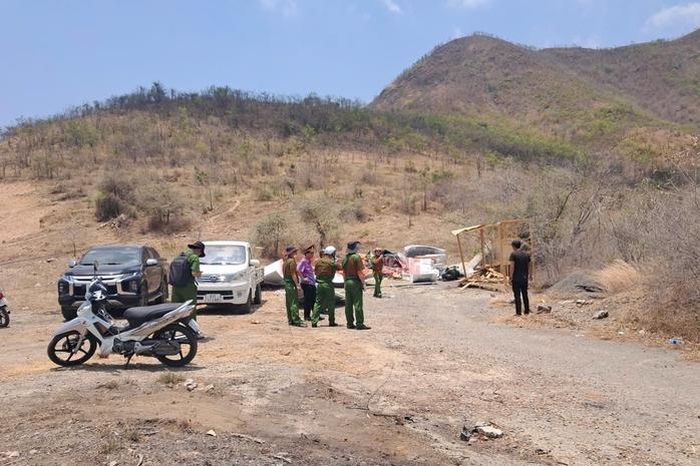 Vụ tai nạn làm 3 người tử vong: Xe tải tuột dốc, trôi hơn 200 m trước khi lao xuống vực - Báo Người Lao Động