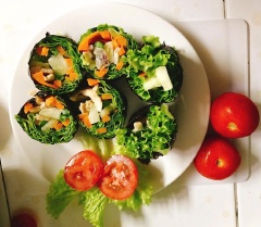 Cắt cuốn ra và thưởng thức, có thể chấm cũng tương ớt và sốt Mayonnaise sẽ rất ngon và béo. Còn không có thể không cần nước sốt vì trong thịt gà đã có gia vị ướp rất vừa miệng rồi nhé.