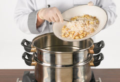 Nếp ngâm cho nở vớt ra để ráo nước, trộn với hạt sen đã luộc và 1gr muối rồi cho lên xửng hấp 15 phút với lửa lớn, khi hạt nếp nở trong lại thì rưới từ từ 150ml nước cốt dừa vào, xới cho đều rồi đậy nắp lại. Tiếp tục hấp thêm 30 phút nữa, kiểm tra lại thấy xôi đã chín hẳn thì cho vào 5gr đường cát trộn đều, tắt bếp, xới xôi ra dĩa cho nguội.