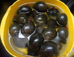Ngâm ốc với nước có cho vài trái ớt cắt nhỏ trong khoảng 3-4 tiếng đồng hồ cho ốc nhả hết chất bẩn, chất nhờn. Ốc sau khi ngâm, rửa sạch, dùng dao chặt phần đít ốc.