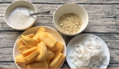 Chuẩn bị các nguyên liệu. Vo sạch nếp để bỏ các chất bẩn.