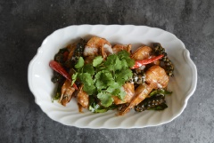 Tôm chiên sốt cà ri cay thơm với những con tôm chiên chín giòn béo, áo đều sốt nước cốt dừa, cà ri thơm phức nức mủi. Chỉ cần nếm thử qua 1 lần là bạn khó có thể quên được hương vị này đâu nhé!