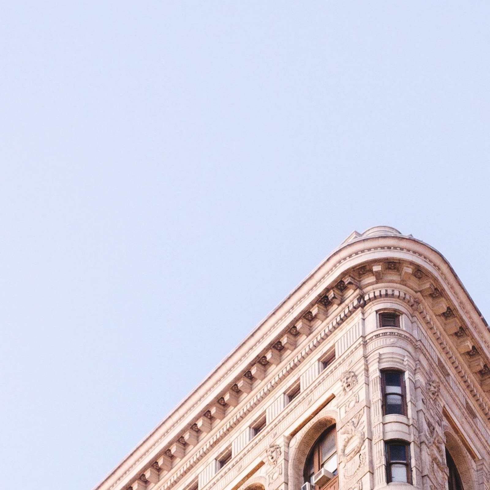 Download Flatiron Building Against Pale Sky 2K iPhone