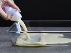 Trong một cái khay, đổ tất cả Yakult vào. Cho vào tủ lạnh 3-4 giờ cho đến khi đông lạnh.