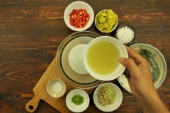 Cho nguyên liệu chính vào trộn hỗn hợp đem xay gồm: 300gr đường trắng, nước cốt chanh (có thể tùy chình lại lượng nước cốt sao cho vừa với khẩu vị), 20gr muối hột, ít vỏ chanh, 1 muỗng cà phê bột ngọt (có thể không cho nếu không ăn).