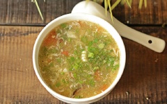 Tắt bếp, múc soup ra chén. Rắc hành lá, ngò rí vào và thưởng thức.