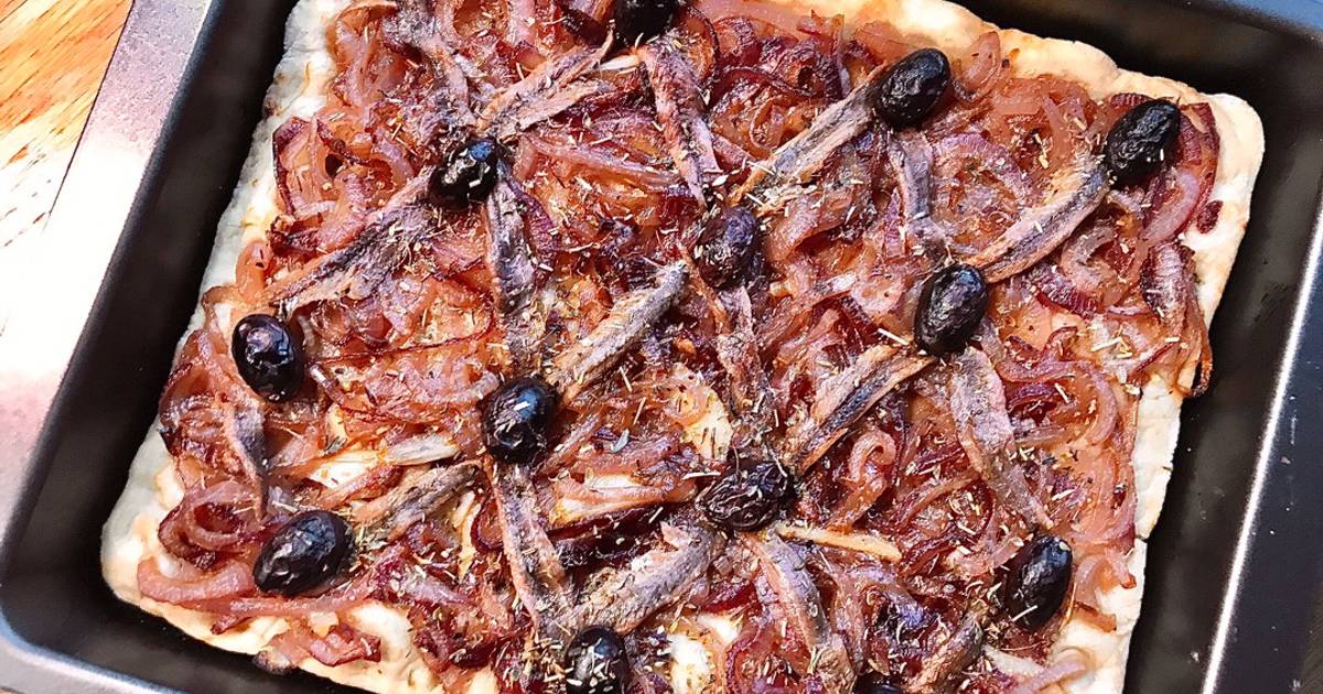 Pissaladière - Bánh Mì Dẹt Nhân Hành, Cá Cơm Mặn & Olive Đen
