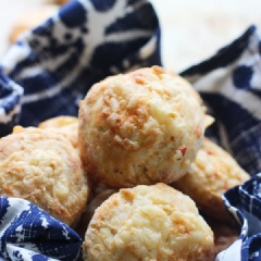 Những chiếc bánh cookie mặn đầy dinh dưỡng, phảng phất hương thơm của phô mai là món ăn tuyệt vời cho những lúc rảnh rỗi. Chỉ cần khéo léo, tỉ mỉ chút là bạn đã có những chiếc bánh thơm, ngon dành tặng cho gia đình, người thân rồi đấy!