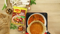 Phi thơm 5gr hành boa rô với 2 muỗng canh dầu ăn. Sau đó cho 200gr kim chi vào xào đều trong 3 phút, tiếp theo cho thêm vào nồi 1 lit nước nấu đến khi sôi rồi cho phần táo xay và 10gr sả đập dập để nước lẩu dậy mùi hơn. Tiếp theo cho vào nồi 80gr thơm và khuấy đều.