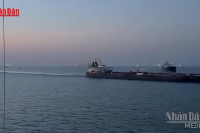 [Video] Iran bắn cảnh cáo tàu dầu, tái áp đặt hạn chế với Eo biển Hormuz - Báo Nhân Dân