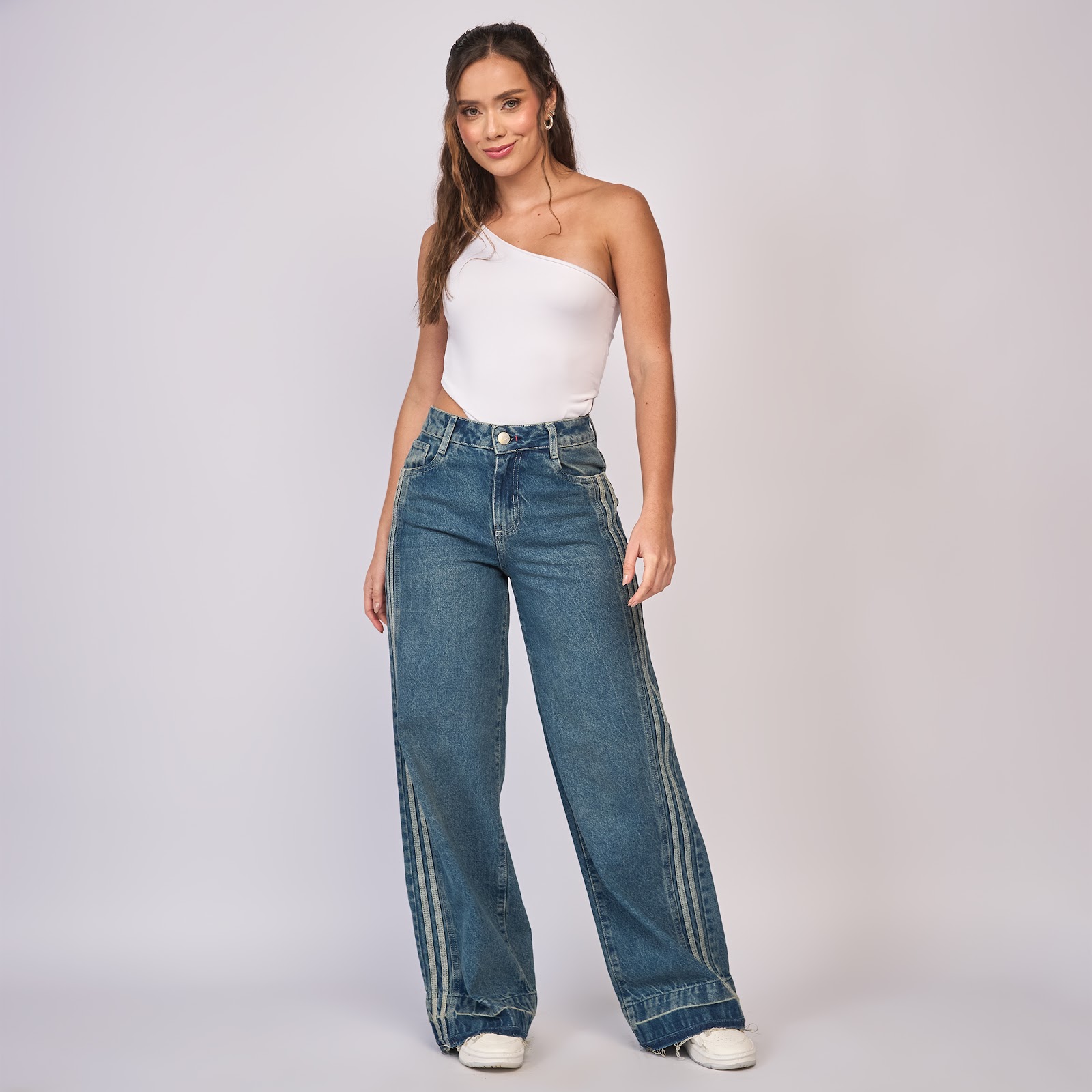 Jean wide leg tiro alto rígido con sesgo lateral en contraste, color Azul medio