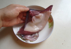 Tách bỏ lớp da đen bên ngoài mực. Làm sạch mực, bỏ hết phần mềm bên trong rồi rửa với nước sạch, sau đó dùng khăn ăn thấm ráo nước.