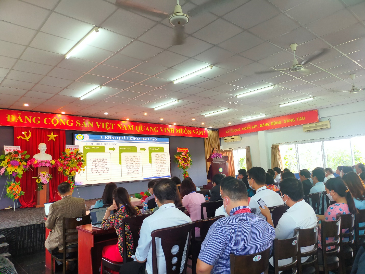 TS. Đoàn Thị Hồng – Phó Hiệu trưởng, Trưởng Khoa KT&KDQT DLA trình bày về chương trình đào tạo ngành Tài chính Ngân hàng