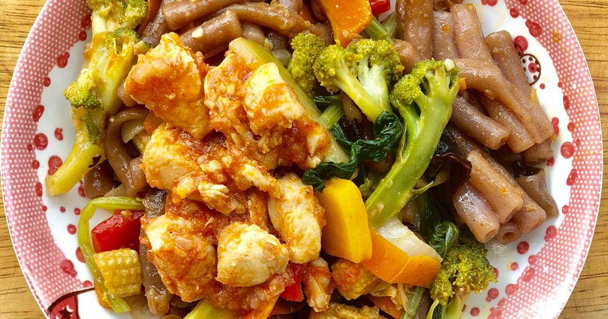 Nui lứt xào gà sốt cà chua tươi