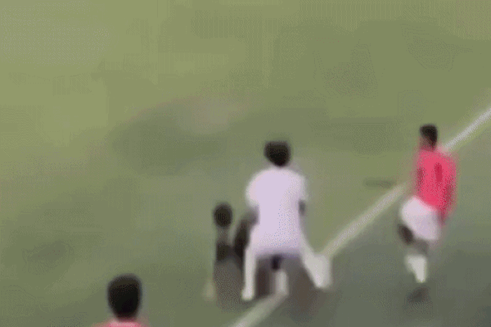 Tuyển thủ từng dự World Cup của Indonesia tung kung-fu triệt hạ đối thủ - Báo Tiền Phong