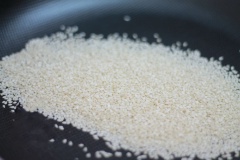 Làm nóng chảo, cho 50g mè vào rang chín vàng rồi tắt bếp, để nguội.