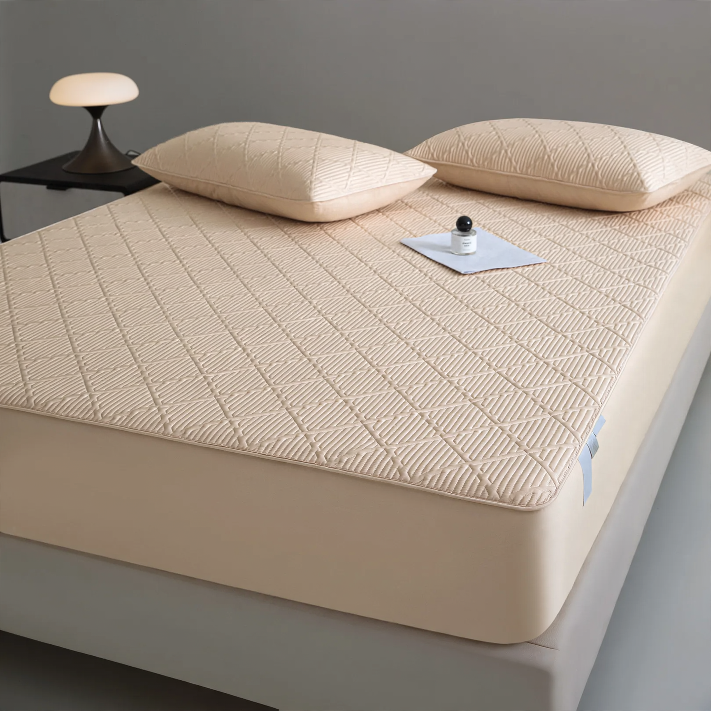 Cotton fitted sheet with anti-slip protection