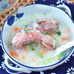 Cuối cùng bạn thêm 1 ít hành ngò vào, nêm gia vị cho vừa ăn rồi tắt bếp nhé! Dọn ra tô rồi ăn nóng ngay thôi nào.
