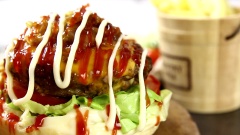 Các nguyên liêu đã chuẩn bị xong, giờ đến công đoạn thành phẩm thôi. Bánh burger cắt làm đôi, phết sốt mayonnaise đều trong mặt bánh, phủ xà lách và cà chua cắt lát rồi cho miếng bò đã áp chảo lên tầng tiếp theo, thêm vài lát hành tây caramel trên đầu, phủ thêm một lớp tương cà trên mặt nữa là có ngay một chiếc burger tuyệt vời rồi!