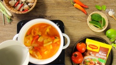Bắc nồi lên bếp, cho vào 2 muỗng canh dầu ăn, chờ dầu nóng thì cho 50gr sả cây đập dập, 30gr riềng cắt lát đập dập, 5 trái ớt trái đập dập vào xào thơm. Sau đó cho thêm 100gr cà chua cắt múi cau và 100gr thơm cắt lát vào nồi, thêm 1/2 muỗng cà phê muối vào xào chung cho rau củ nhanh mềm để tạo màu đỏ đẹp mắt. Khi cà chua và thơm mềm thì chế vào nồi 1.5 lít nước lọc rồi đun sôi, hớt bỏ bọt dơ.