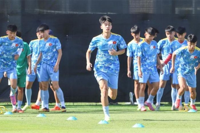 U17 Việt Nam có buổi tập đầu tiên tại Ả Rập Xê Út - Đài Phát thanh và truyền hình Hà Nội