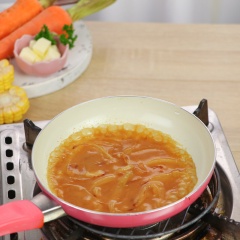 Cho 10gr bơ lạt vào chảo đun chảy, cho hành tây cắt sợi vào chảo đảo đều, thêm ít đường đảo đến khi hành chuyển màu caramel thì cho vào chút nước luộc rau củ, thêm 1 muỗng canh bột mì, đảo đều đến khi hơi sệt thì tắt bếp.
