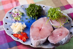 Cá thu làm sạch dùng khăn thấm khô nước. Cắt nhỏ phần đầu hành lá, phần lá tướt sợi. Thì là và ớt cắt nhỏ.