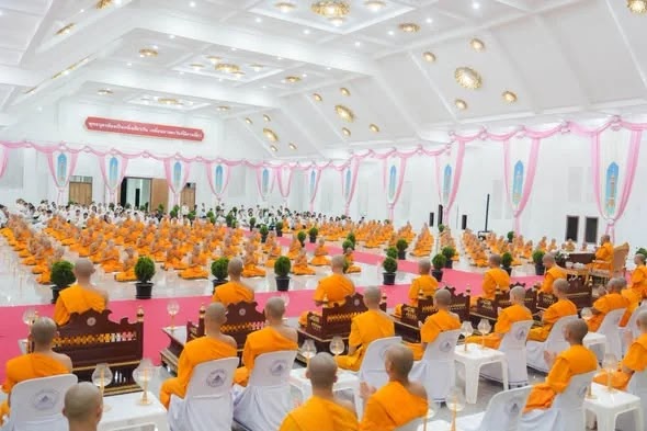 ภาพประกอบ คืนวันอาสาฬหบูชา แจ้งชาวบ้านขึ้นมาเวียนเทียนรอบเจดีย์….ปรากฏว่าฝนชุ่มฉ่ำ เดินเวียนเทียนรอบเจดีย์ไม่ได้ ก็เลยสวดธัมจักฯ นั่งสมาธิ และเวียนเทียนกันที่ธรรมสภา ก็สะดวกดี ปรับกันไปตามสถ