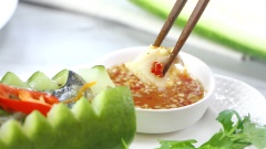 Cá lóc hấp bầu - món ăn ngon có cách chế biến vô cùng đơn giản, hứa hẹn mang đến món ăn dinh dưỡng, hút cơm cho các bữa tiệc gia đình. Món cá lóc hấp bầu ăn khi còn nóng với cơm hoặc cuốn kèm bún rau bánh tráng, chấm với nước mắm chua ngọt rất tuyệt nha. Vị ngon từ cá lóc kết hợp vị ngọt thanh từ trái bầu sẽ giúp các bữa ăn của gia đình bạn trở nên ngon miệng và thanh đạm.