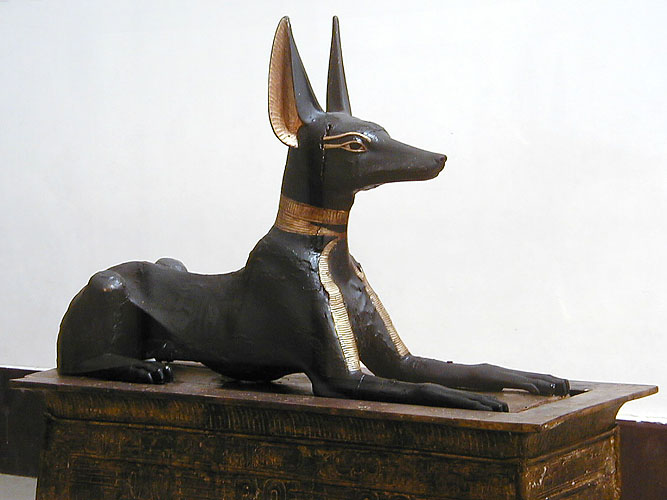Hình 2: Rương gỗ thếp vàng Anubis với đòn khiêng gắn liền (thế kỷ XIV TCN, Bảo tàng Cairo, JE 61444), chứng tích đối chiếu nghệ thuật chế tác rương thánh di động thời Đồ Đồng Muộn tại Cận Đông. Nguồn: Bảo tàng Ai Cập, Cairo.