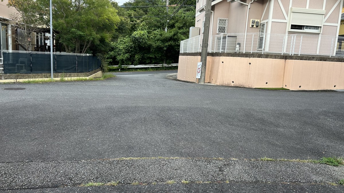 対策前の唐櫃六甲台の交差点