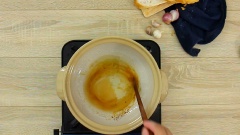 Bắc nồi lên bếp, cho 2 muỗng canh dầu ăn rồi cho 2 muỗng canh đường vào. Khuấy đến khi thấy đường lên màu nâu cánh gián thì cho sườn đã ướp vào xào săn. Thêm 300ml nước dừa tươi vào nồi thịt rồi đun sôi.