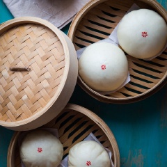 Vậy là bạn đã hoàn thành món bánh bao mặn rồi. Làm bánh bao tại nhà vừa ngon vừa sạch, bánh không có vị ngán ngấy, bữa ăn của gia đình bạn cũng trở nên nhanh gọn và dễ dàng hơn bao giờ hết. Một số người nội trợ cho biết, họ rất muốn biết cách làm bánh bao mặn ngon nhưng đã thử và không thành công, bánh sau khi làm thường không nở, không đẹp và vỏ bị vàng, nhân bên trong cũng chưa đạt được vị thơm bùi như bánh mua bên ngoài. Với công thức này, vỏ bánh của bạn sẽ vừa trắng vừa xốp mềm, không khô bở, ngon không kể xiết.