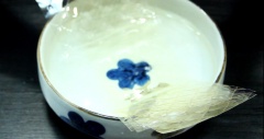 Ngâm 6 lá gelatine. Cho lá gelatine vào nồi sữa đang nóng, khuấy đều cho tan hết.