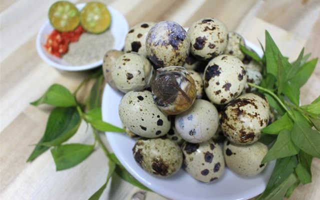 Trứng Cút Lộn Nấu Nước Dừa