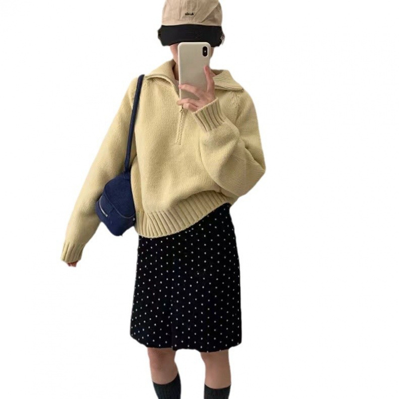 Moderner Strickpullover mit Stehkragen und Reißverschluss