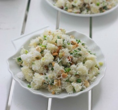 Cho khoai mì trộn dừa ra đĩa hoặc chén và thưởng thức.