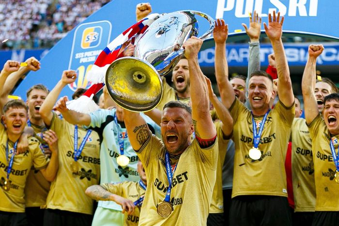 Podolski vô địch ở tuổi 40 - Tạp chí Tri thức