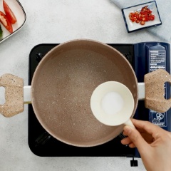 Ốc nhồi khi mua về ngâm nước vo gạo, cho vài lát ớt ngâm 3 tiếng cho ốc sạch. Sau đó, bắc nồi nước sôi, cho vào đó 1 muỗng cà phê muối, 10gr sả khúc, 10gr lát gừng rồi cho 2kg ốc đã sơ chế sạch vào luộc tầm 5 phút. Lưu ý: không luộc quá kỹ để tránh thịt ốc bị dai.