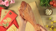 Đùi gà tây xông khói trước khi đóng gói đã được nêm nếm vừa ăn và làm chín sẵn. Khi mua về chỉ cần rã đông nếu sản phẩm được bảo quản trong tủ đá, nếu không thì chỉ cần cắt bỏ bao bì và đem đi hâm nóng lại là có thể dùng được.