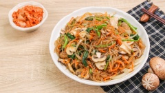 Miến xào chay thơm ngon đậm vị, nhưng cũng không kém phần thanh đạm nhờ vào vị tươi ngọt tự nhiên của các loại rau củ. Bữa ăn gia đình bạn càng trở nên đặc biệt hơn khi dùng thêm kim chi, giúp cho món miến xào chay vừa ngon miệng vừa hấp dẫn.