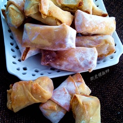 Đặt bánh lên khay, cho vào lò nướng ở nhiệt độ 180 độ C trong khoảng 10 phút. Khi vỏ bánh chuyển màu vàng nâu là được.