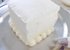 Chuẩn bị một mặt phẳng, đặt lát bánh mì lên dĩa cố dịnh rồi trét một lớp kem mỏng, xếp lên 1 lớp cam, tiếp 1 lớp kem rồi 1 lớp bánh đến kem và trái cây. Cứ làm như vậy mỗi lớp bánh là một loại trái. Lớp cuối cùng là bánh mì và trét đều kem phủ khắp bánh. Còn dư kem, bạn cho vào túi bắt và bắt thành những bông nhỏ trên bánh, trang trí thêm trái cây.