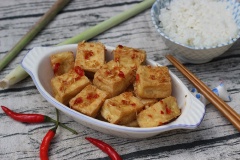 Đậu hũ với lớp vỏ vàng ruộm, giòn thơm bên trong béo ngậy lại kết hợp với vị sả ớt cay nồng thật hấp dẫn phải không? Ăn nóng cùng cơm trắng thì ngon miễn chê.