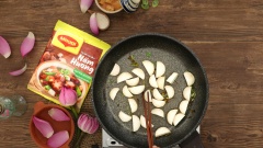 Bắc chảo nóng, phi thơm hành boa rô với 2 muỗng canh dầu ăn rồi sau đó cho nấm đùi gà vào xào săn trong 3 phút sau đó cho hỗn hợp sốt chao vào đảo đều và nấu đến khi nấm đùi gà ngấm đều sốt chao thì cho rau muống vào xào trong 4 phút.