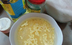 Phần nhân: Đậu xanh không vỏ đãi sạch, ngâm nước khoảng 1 giờ cho nở. Cho đậu xanh vào nồi hoặc xửng hấp, hấp chín.