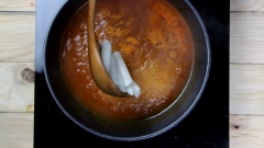Khi nước sốt sôi các bạn cho tteokbokki vào nấu thêm khoảng 5 - 7 phút cho tteokbokki chín hẳn, sau đó thêm đậu hũ, trứng gà và hành bô-roa tùy thích.
