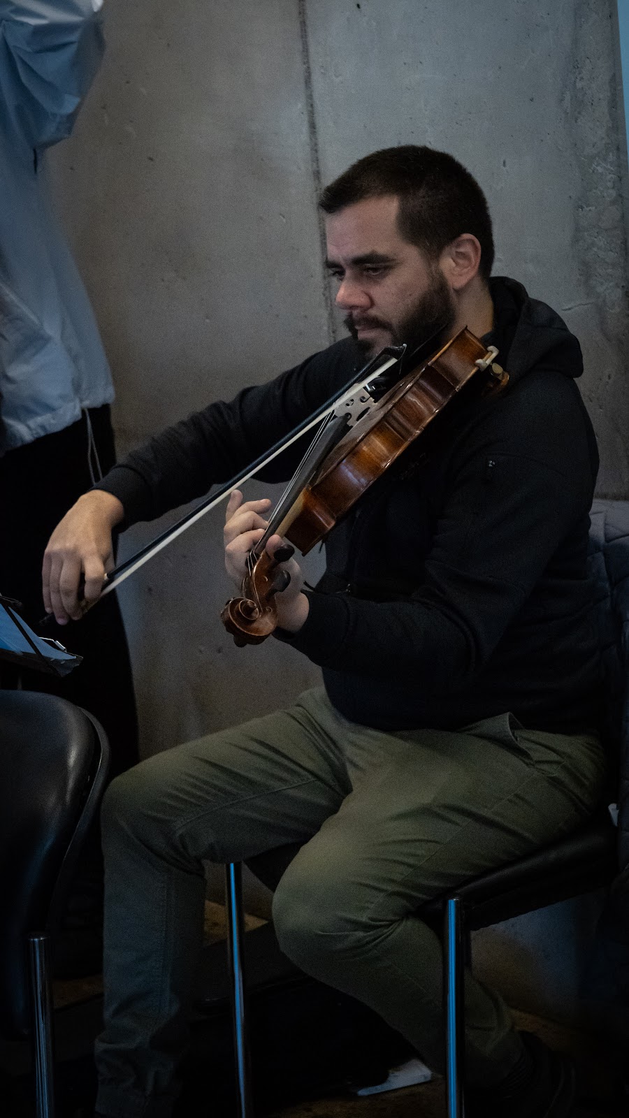 Violista concentrado