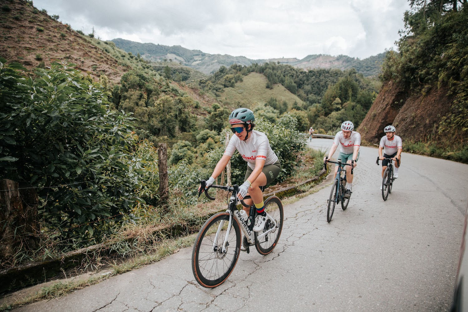 Cyclist on the road, El Retiro, Antioquia. Photograph by @LaVueltaEsAsi